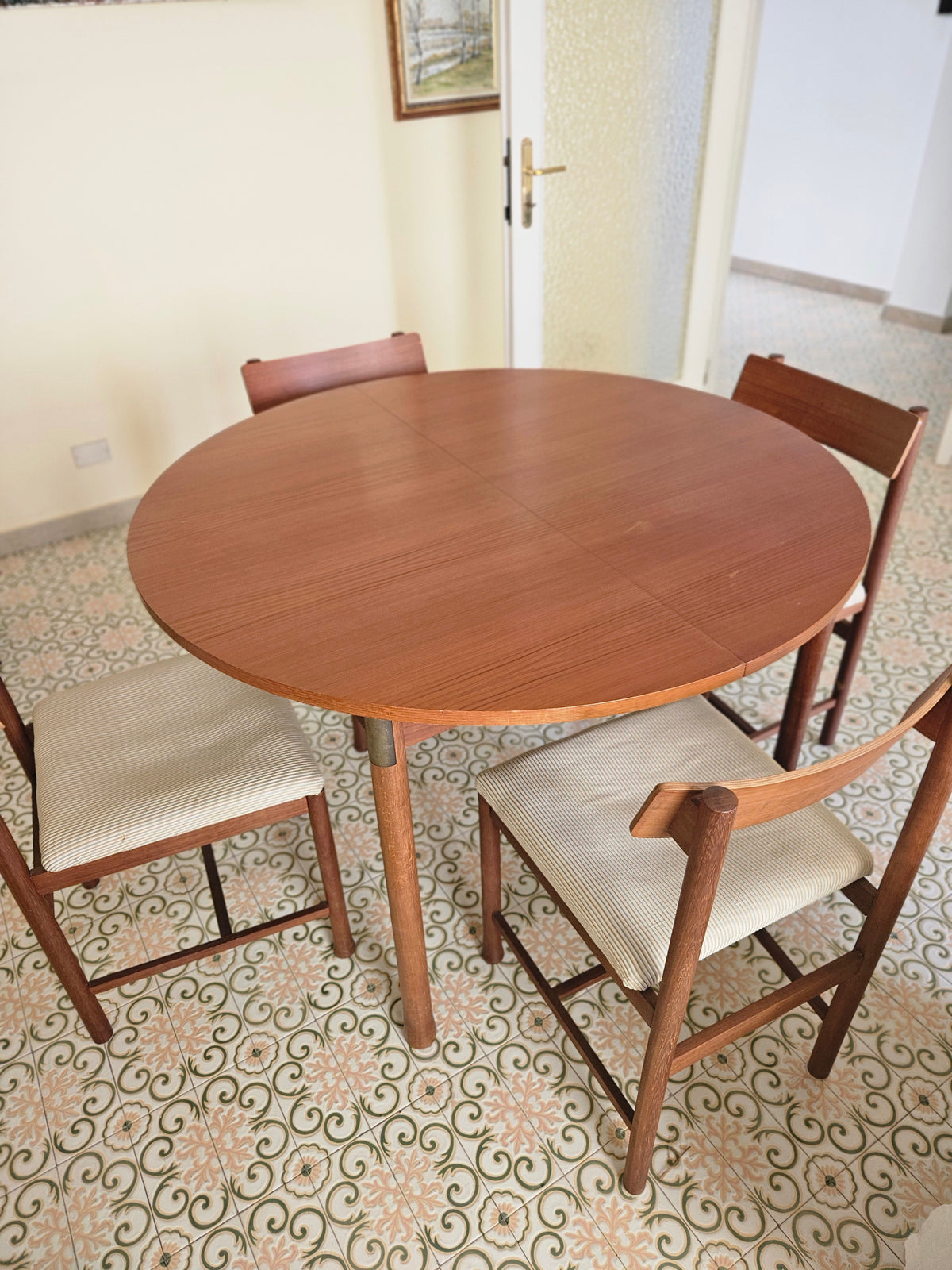 SET TAVOLO DA PRANZO IN STILE SCANDINAVO ANNI 60 E 4 SEDIE