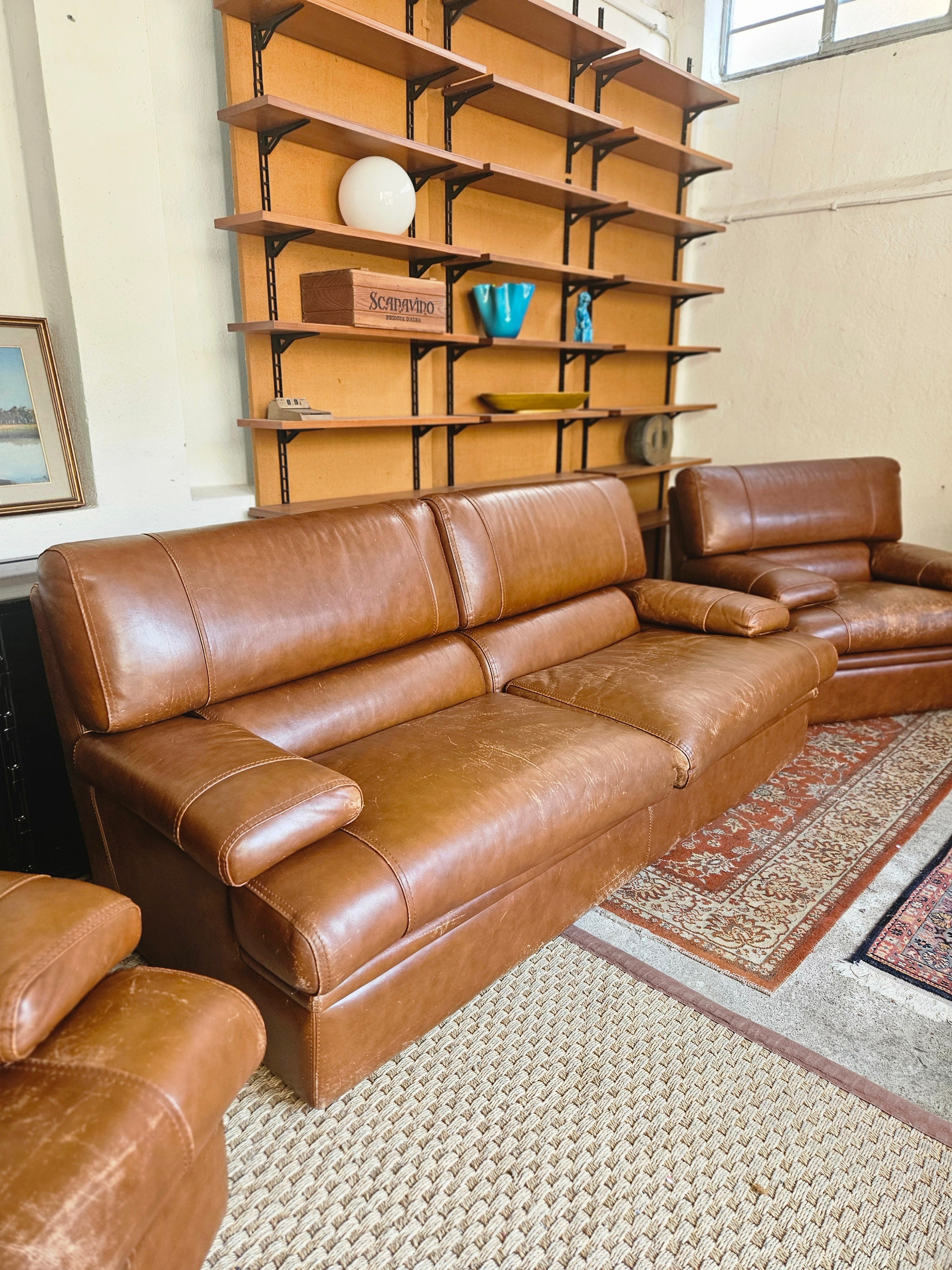 DIVANO VINTAGE E COPPIA DI POLTRONE IN PELLE
