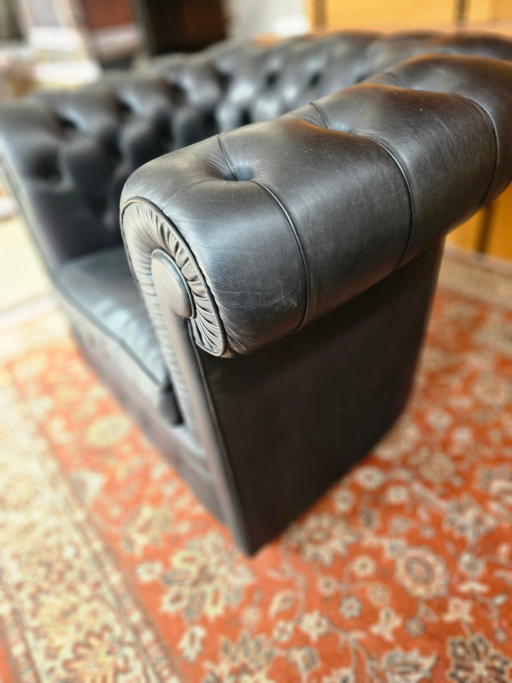 DIVANO E POLTRONA CHESTERFIELD ANNI 70 IN PELLE