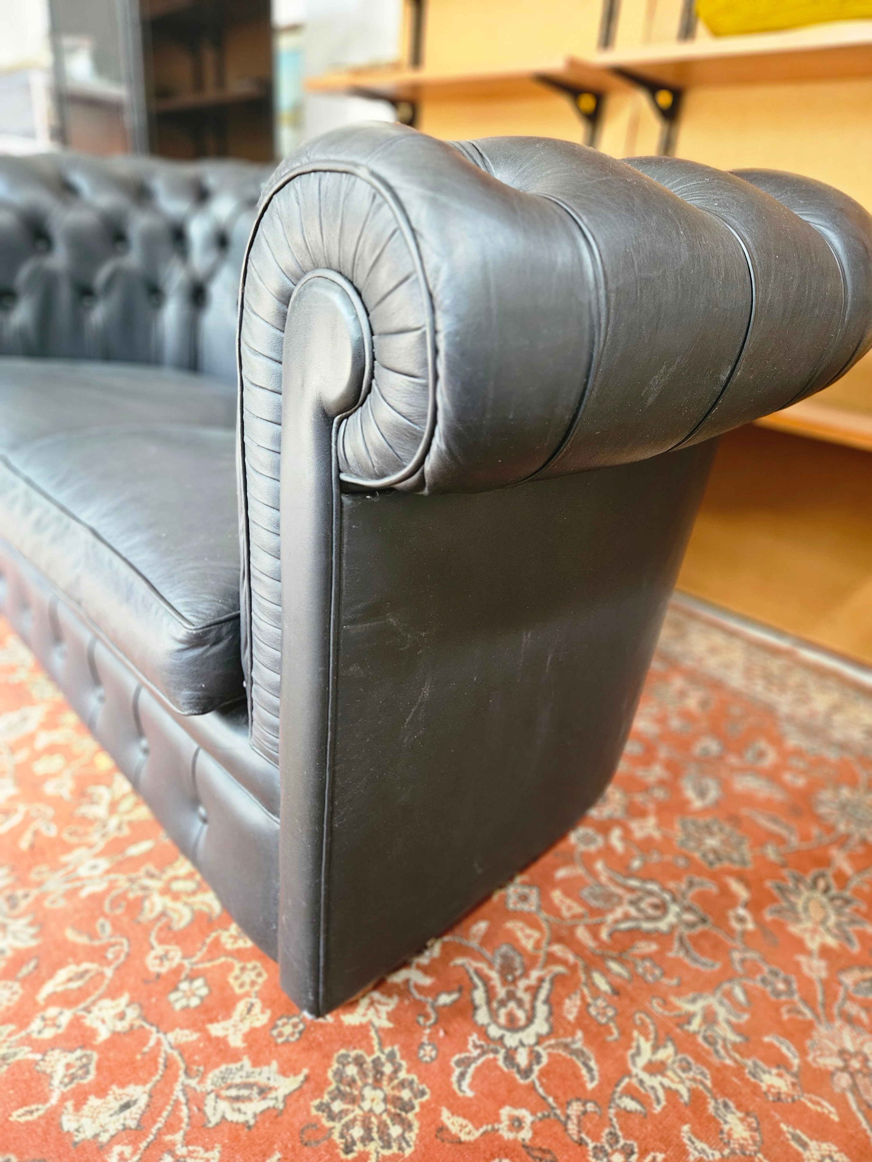 DIVANO E POLTRONA CHESTERFIELD ANNI 70 IN PELLE