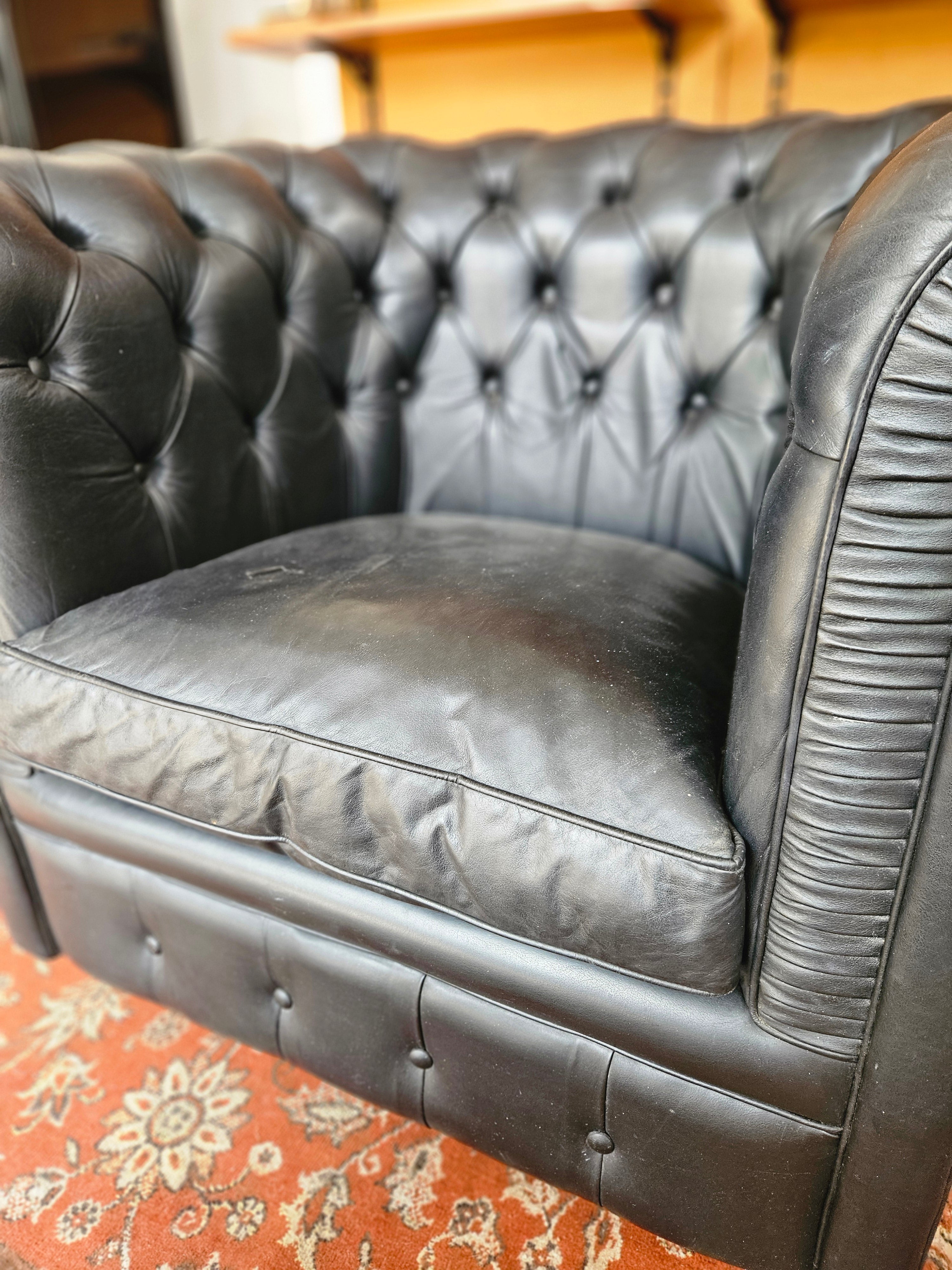 DIVANO E POLTRONA CHESTERFIELD ANNI 70 IN PELLE