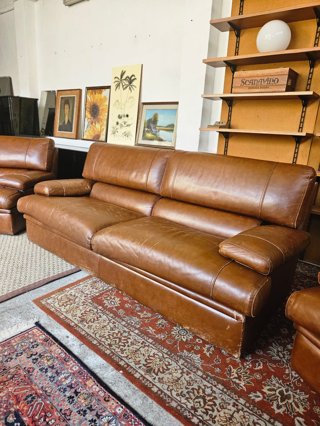 DIVANO VINTAGE E COPPIA DI POLTRONE IN PELLE