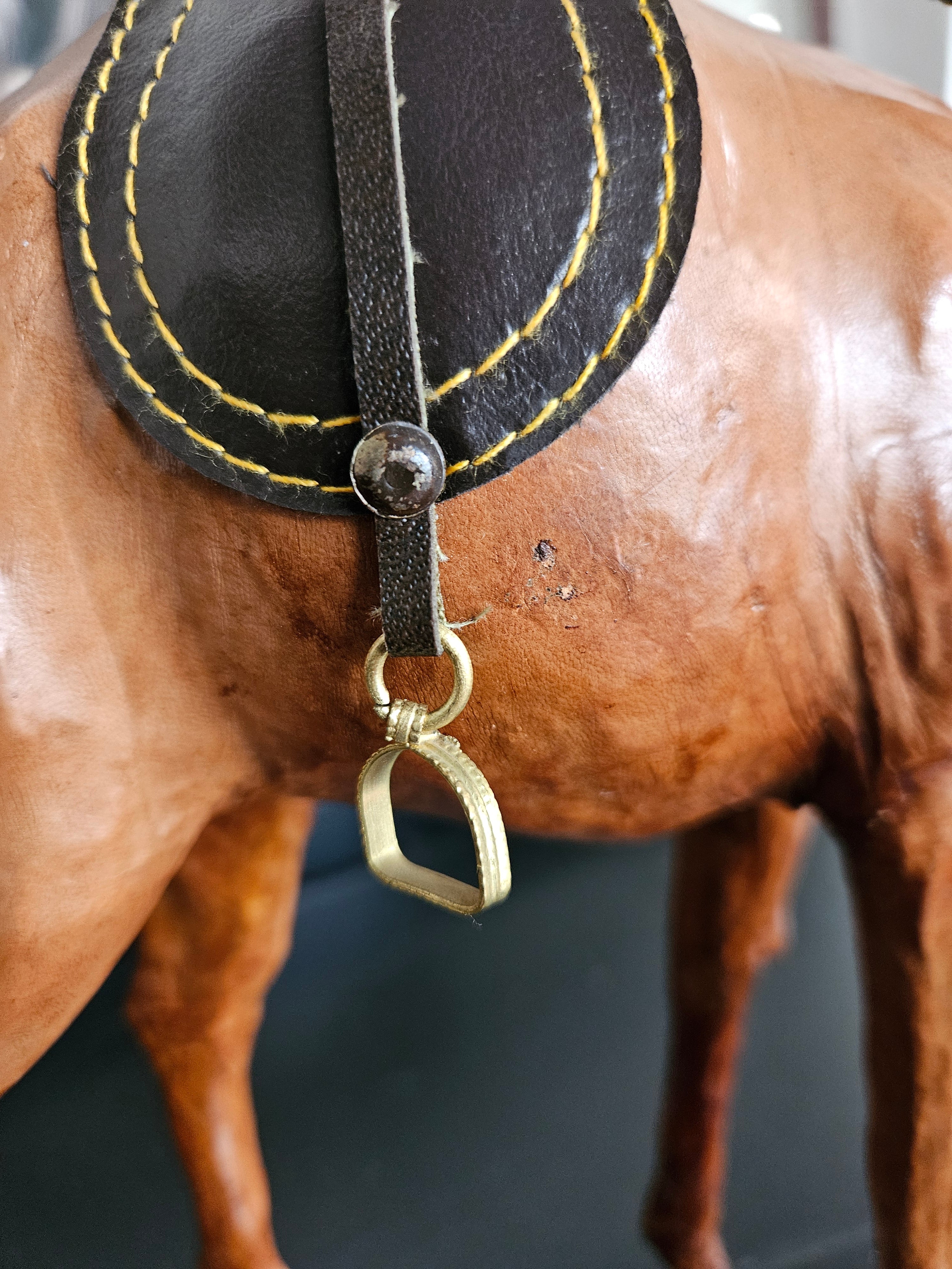 STATUA IN LEGNO E PELLE