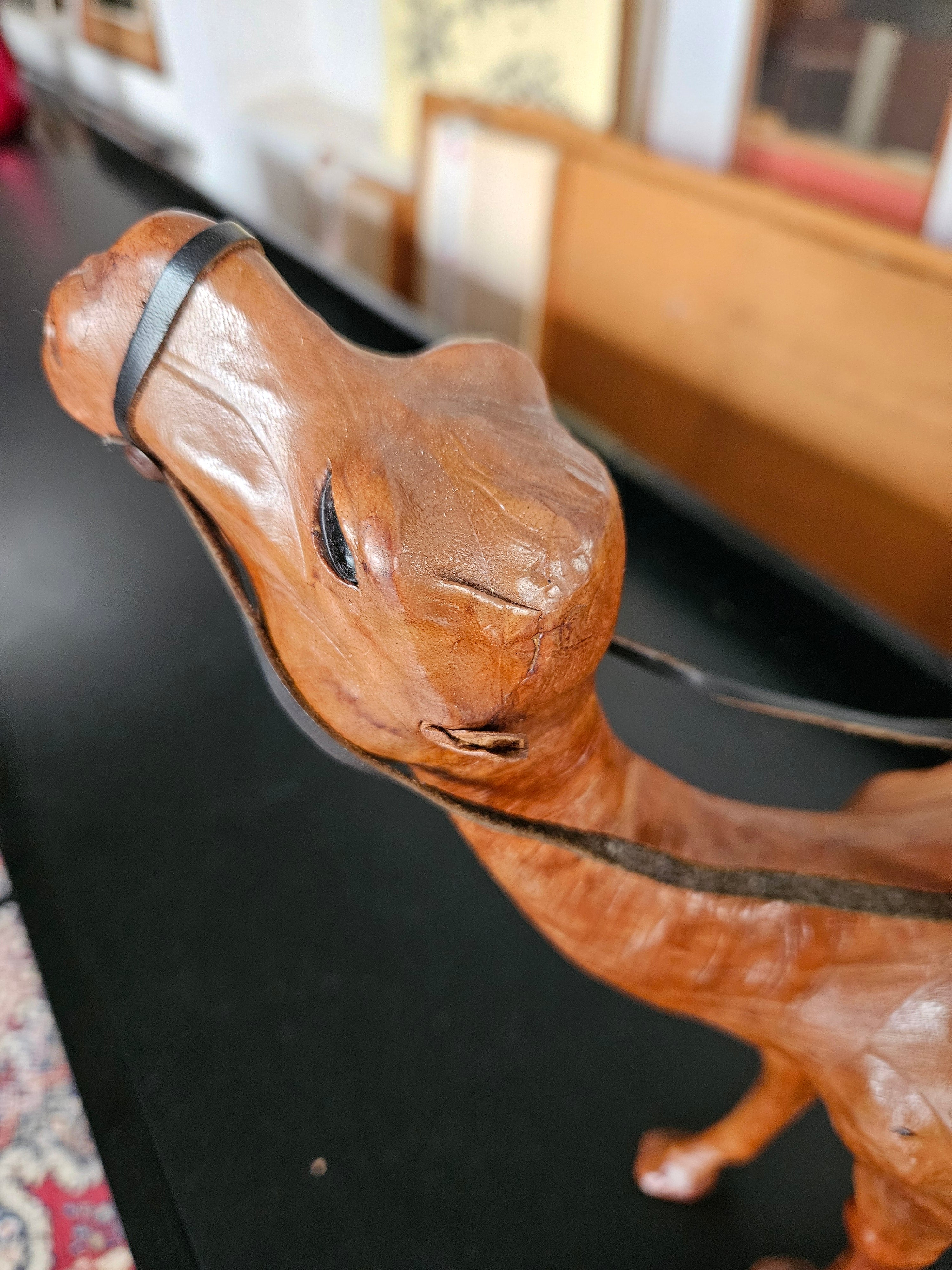 STATUA IN LEGNO E PELLE