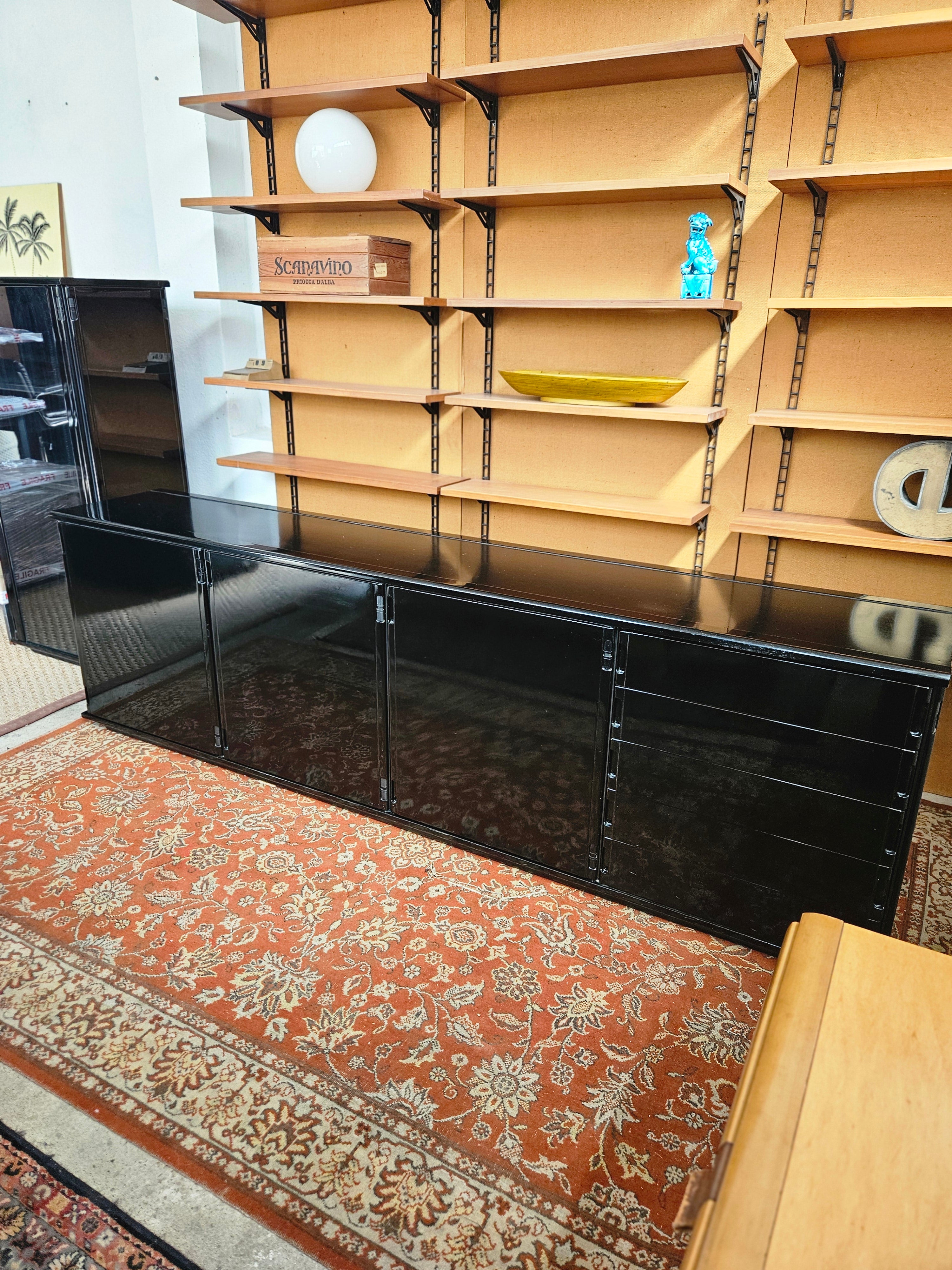 CREDENZA E VETRINA GIANFRANCO FRATTINI PER MOLTENI