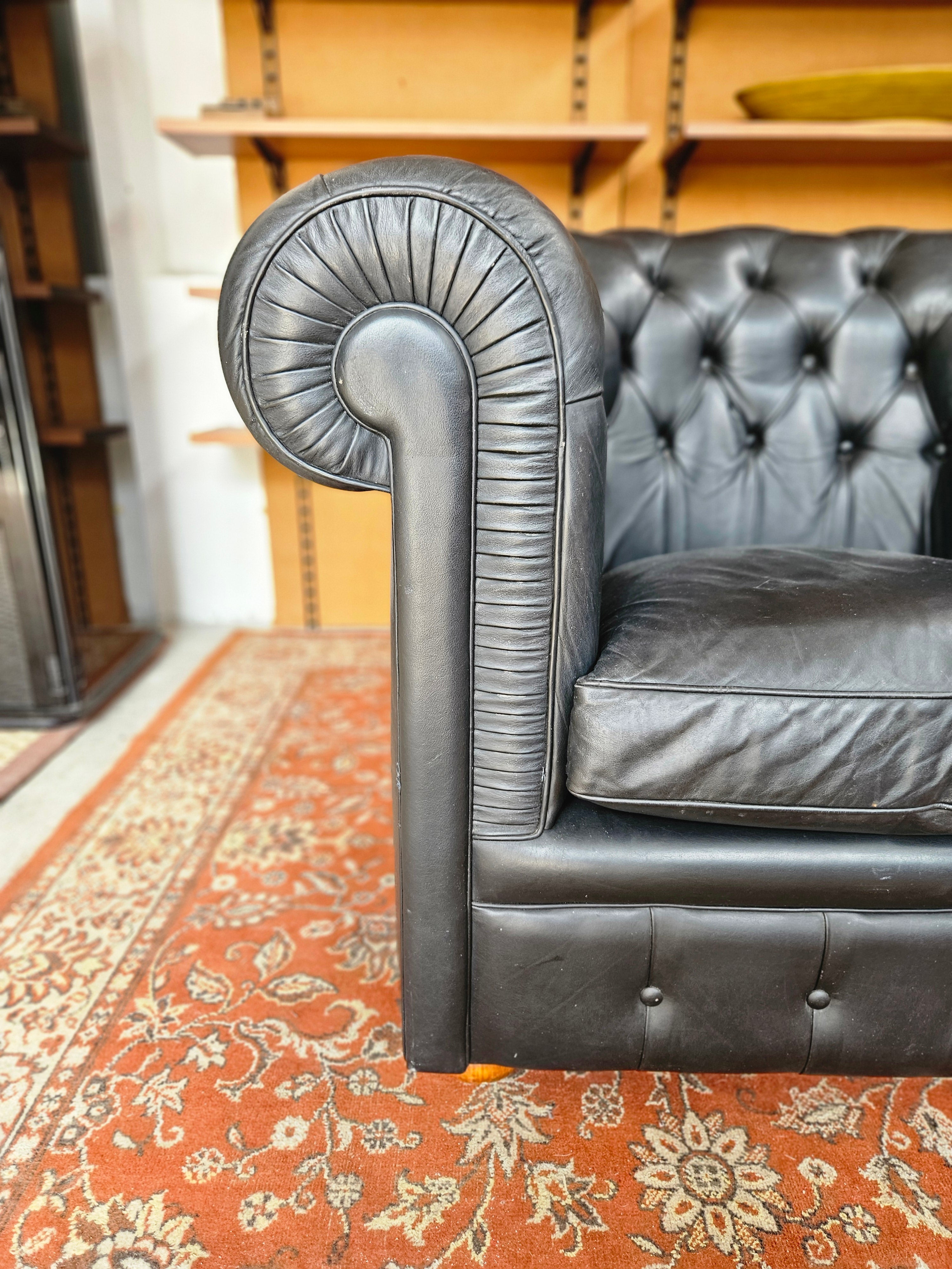 DIVANO E POLTRONA CHESTERFIELD ANNI 70 IN PELLE