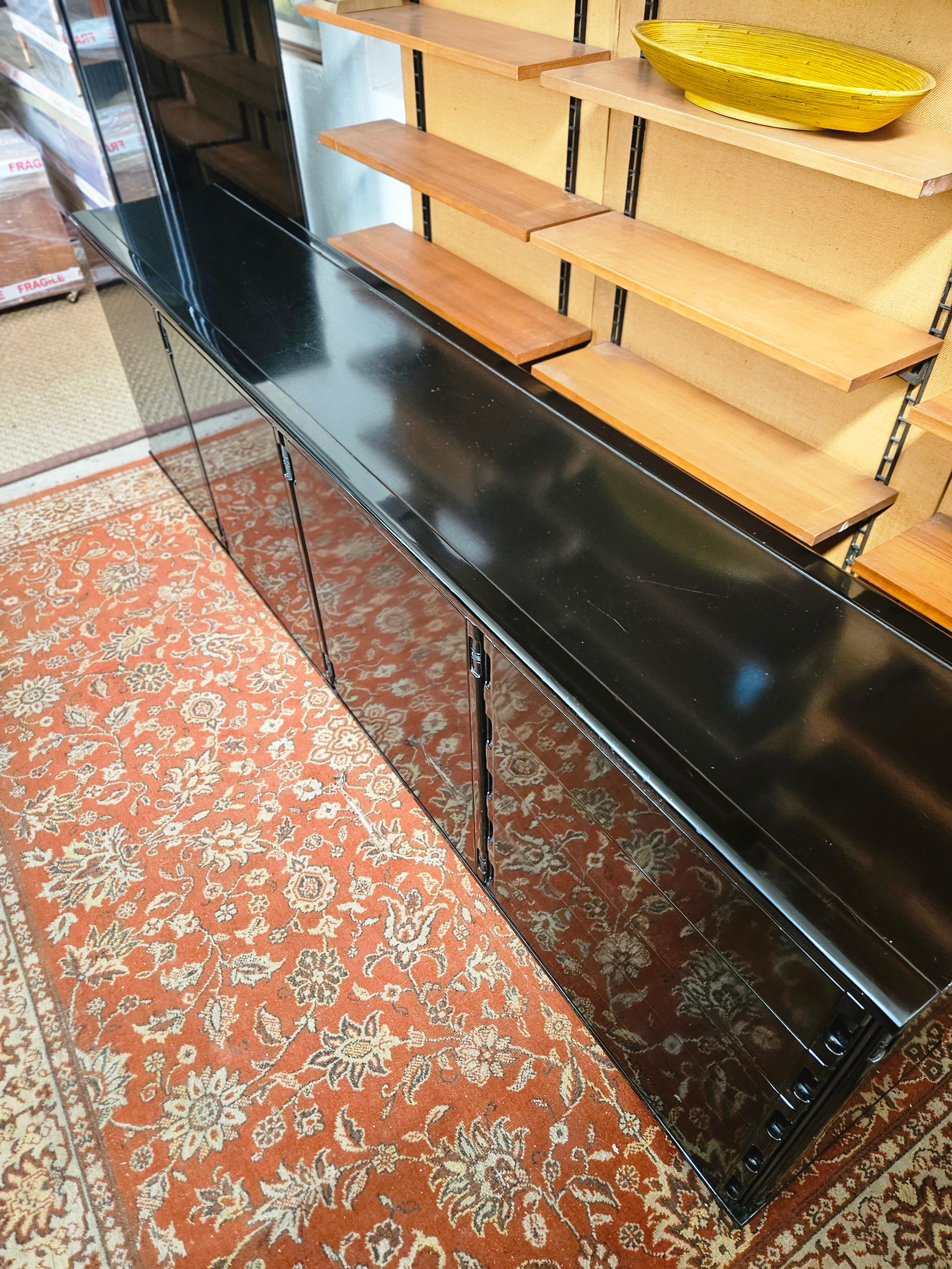 CREDENZA E VETRINA GIANFRANCO FRATTINI PER MOLTENI