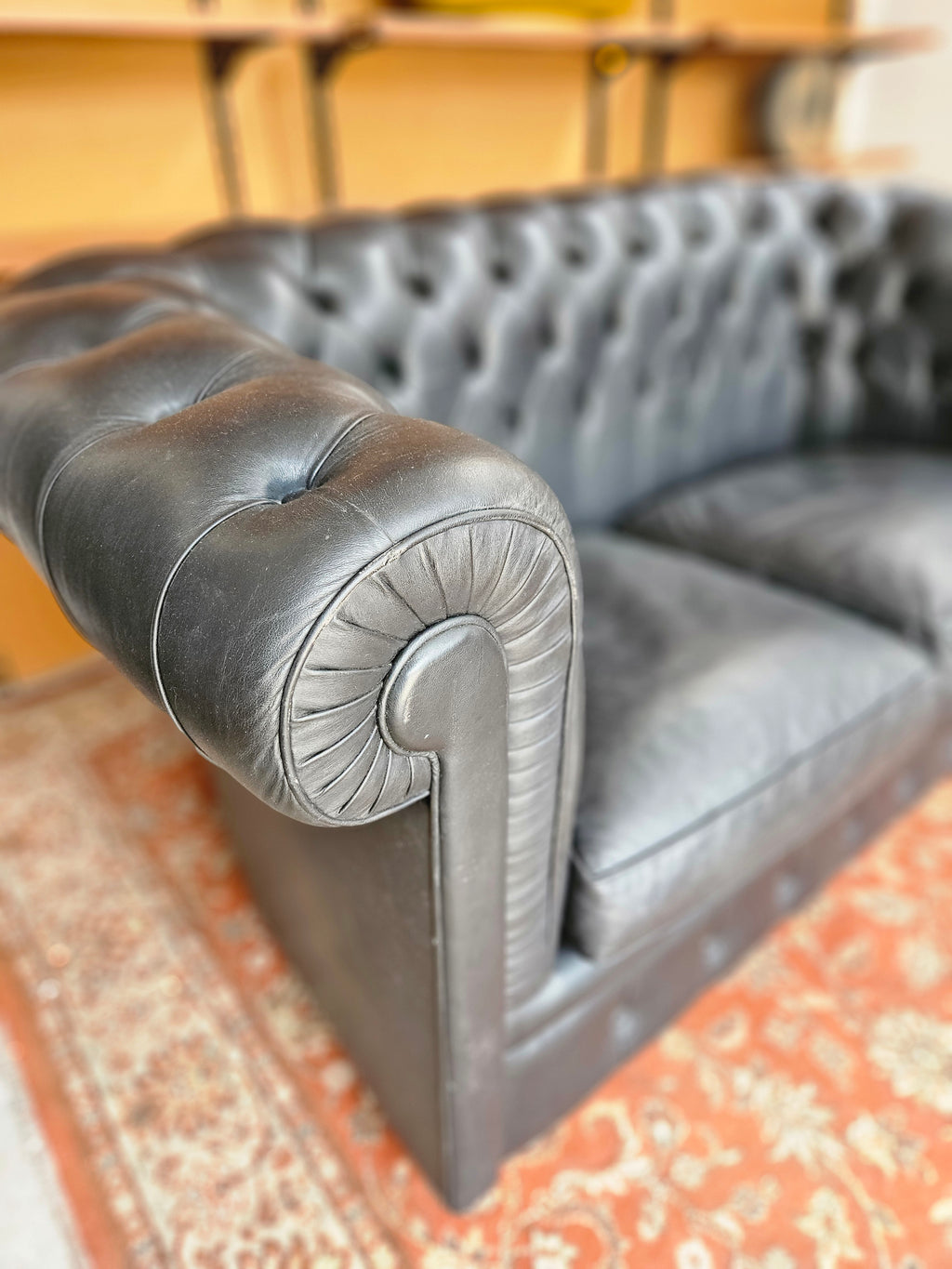 DIVANO E POLTRONA CHESTERFIELD ANNI 70 IN PELLE