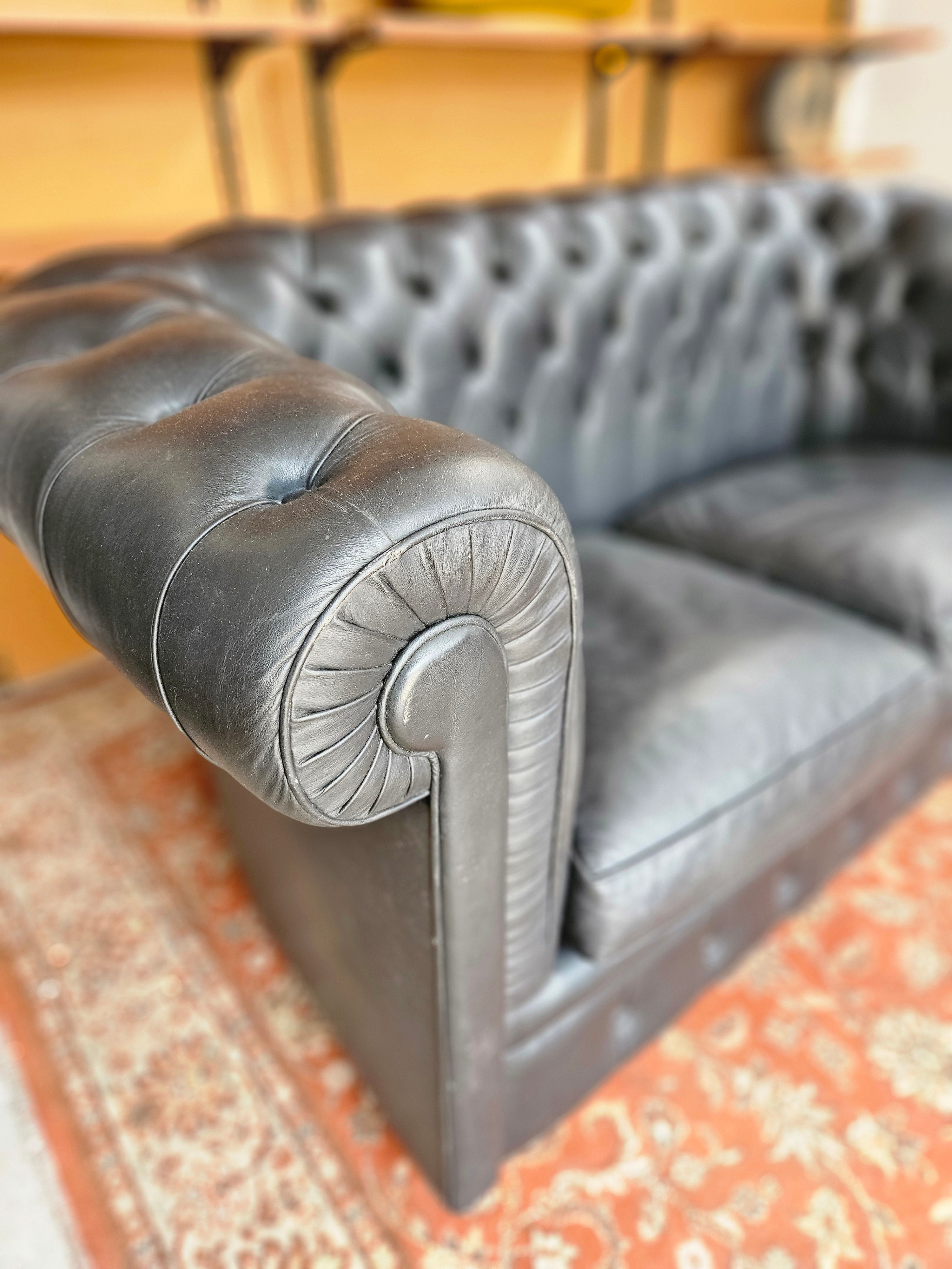DIVANO E POLTRONA CHESTERFIELD ANNI 70 IN PELLE