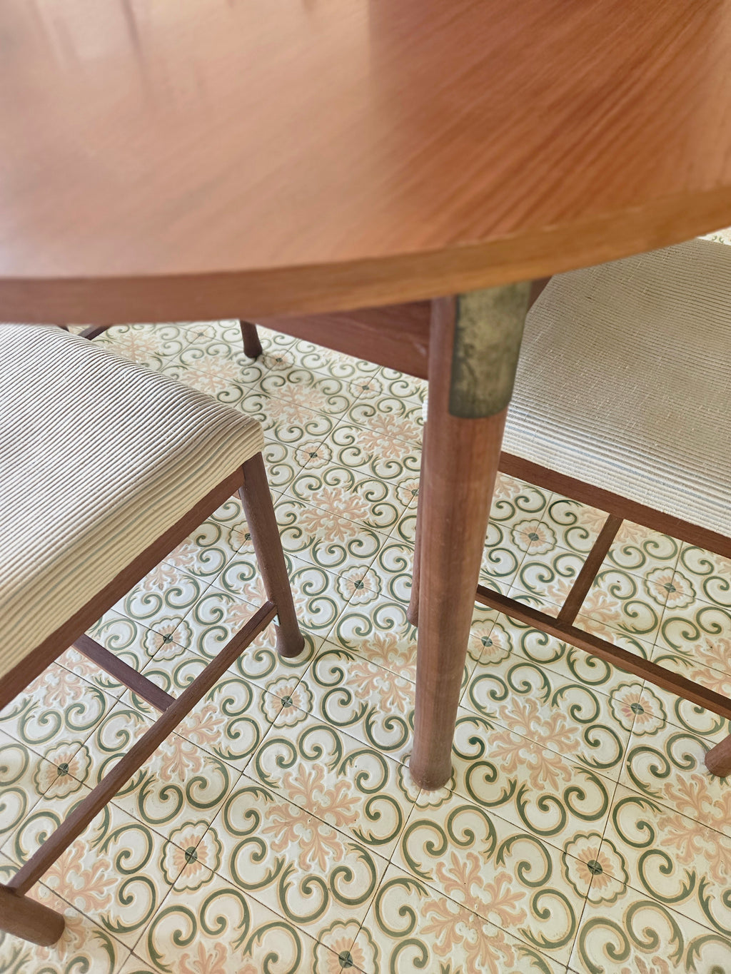 SET TAVOLO DA PRANZO IN STILE SCANDINAVO ANNI 60 E 4 SEDIE