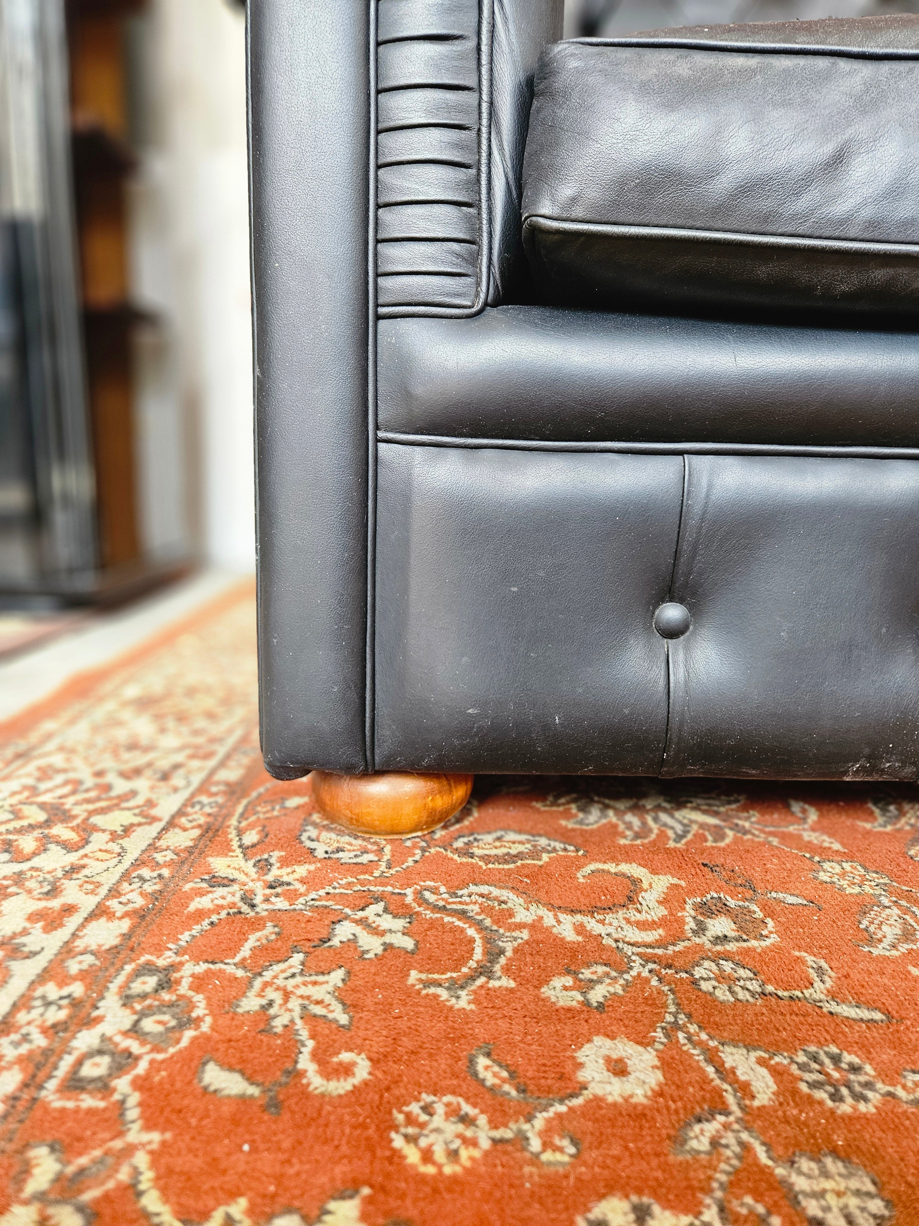 DIVANO E POLTRONA CHESTERFIELD ANNI 70 IN PELLE