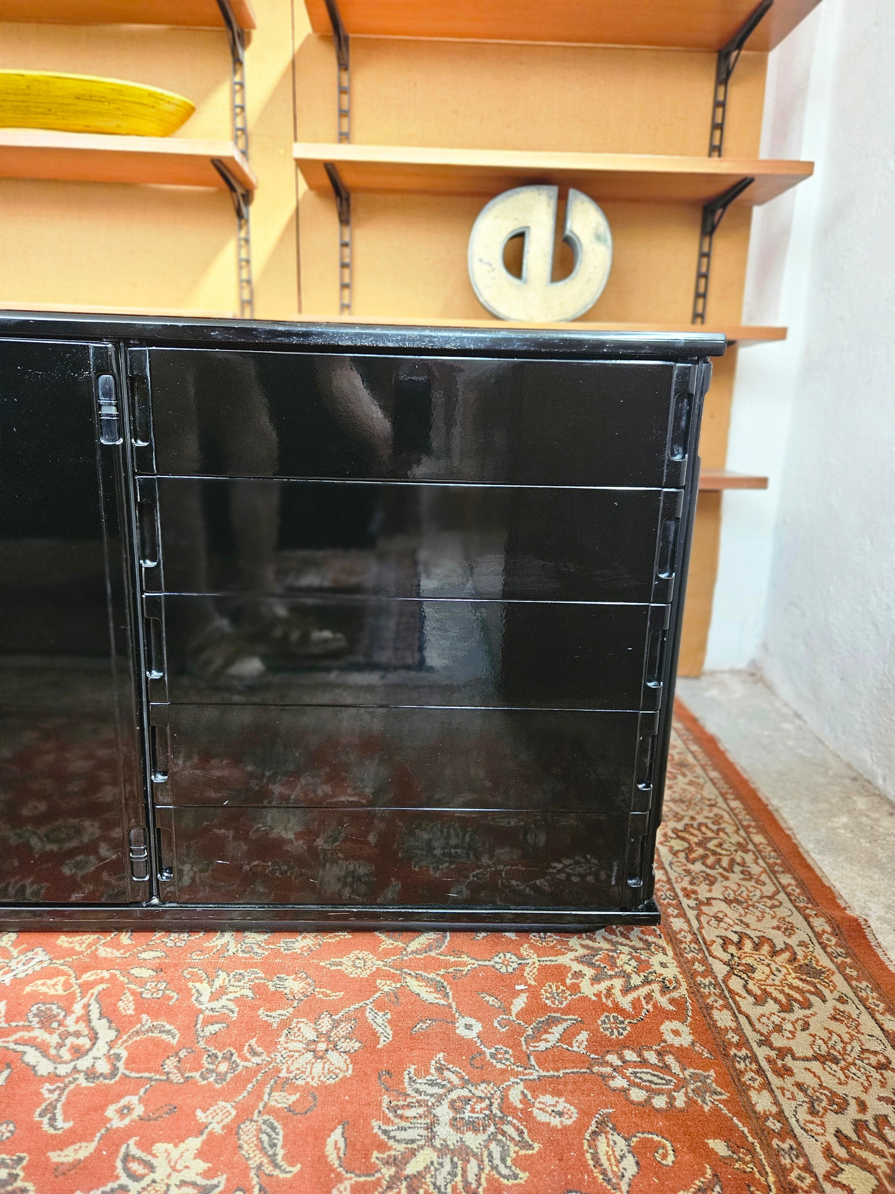 CREDENZA E VETRINA GIANFRANCO FRATTINI PER MOLTENI