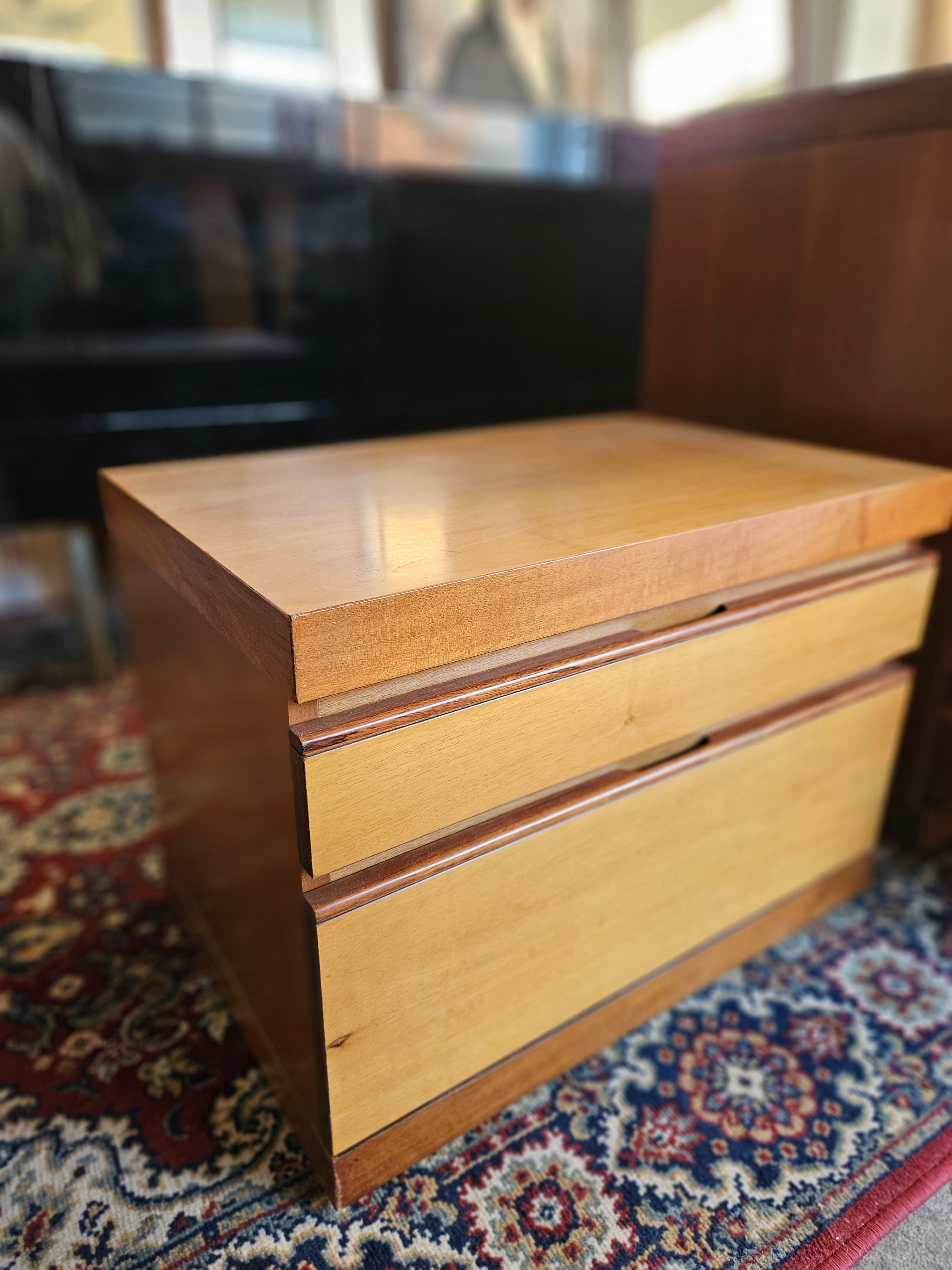 CASSETTIERA, COMODINI E SPECCHIO ANNI 70