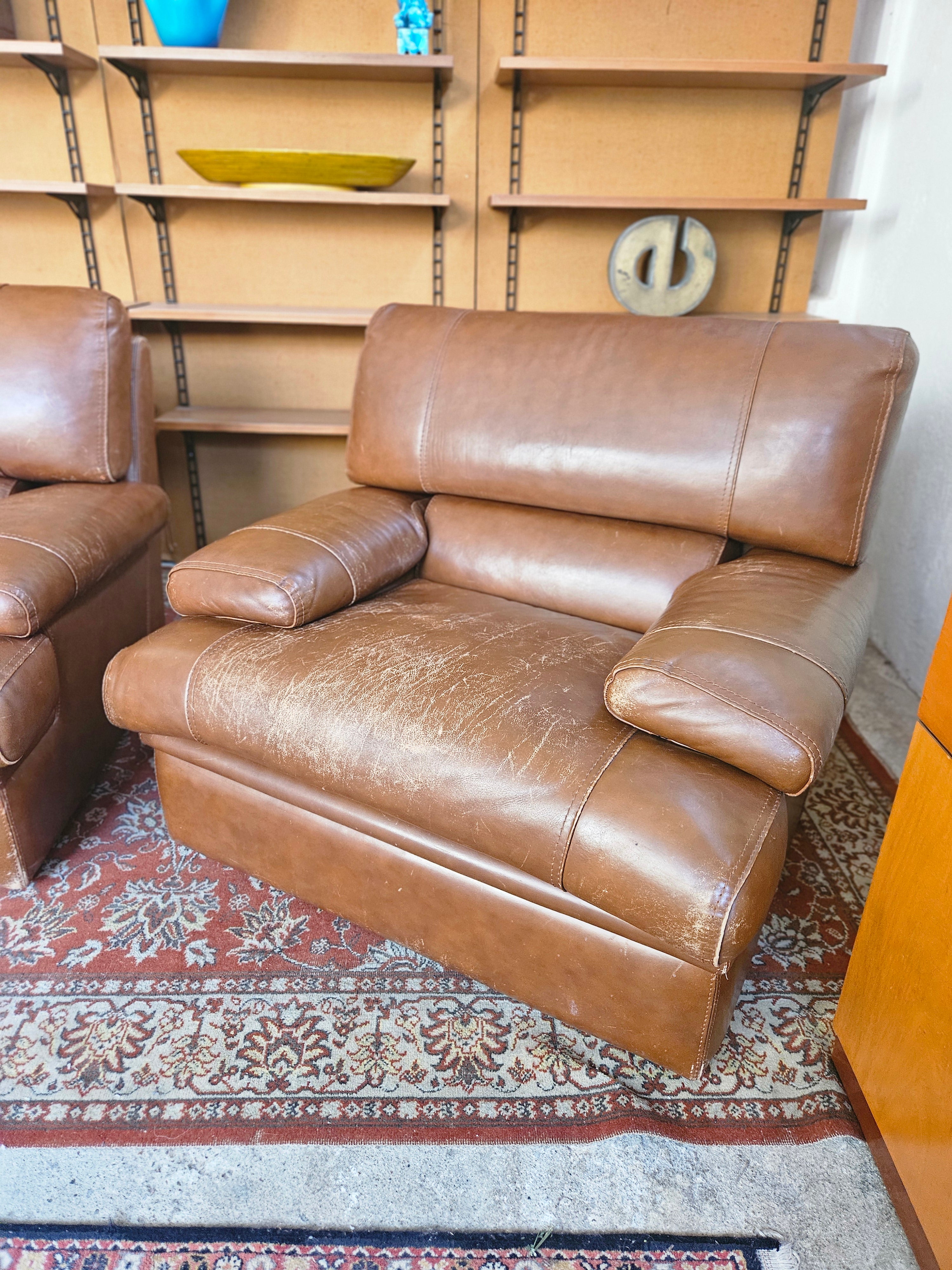 DIVANO VINTAGE E COPPIA DI POLTRONE IN PELLE