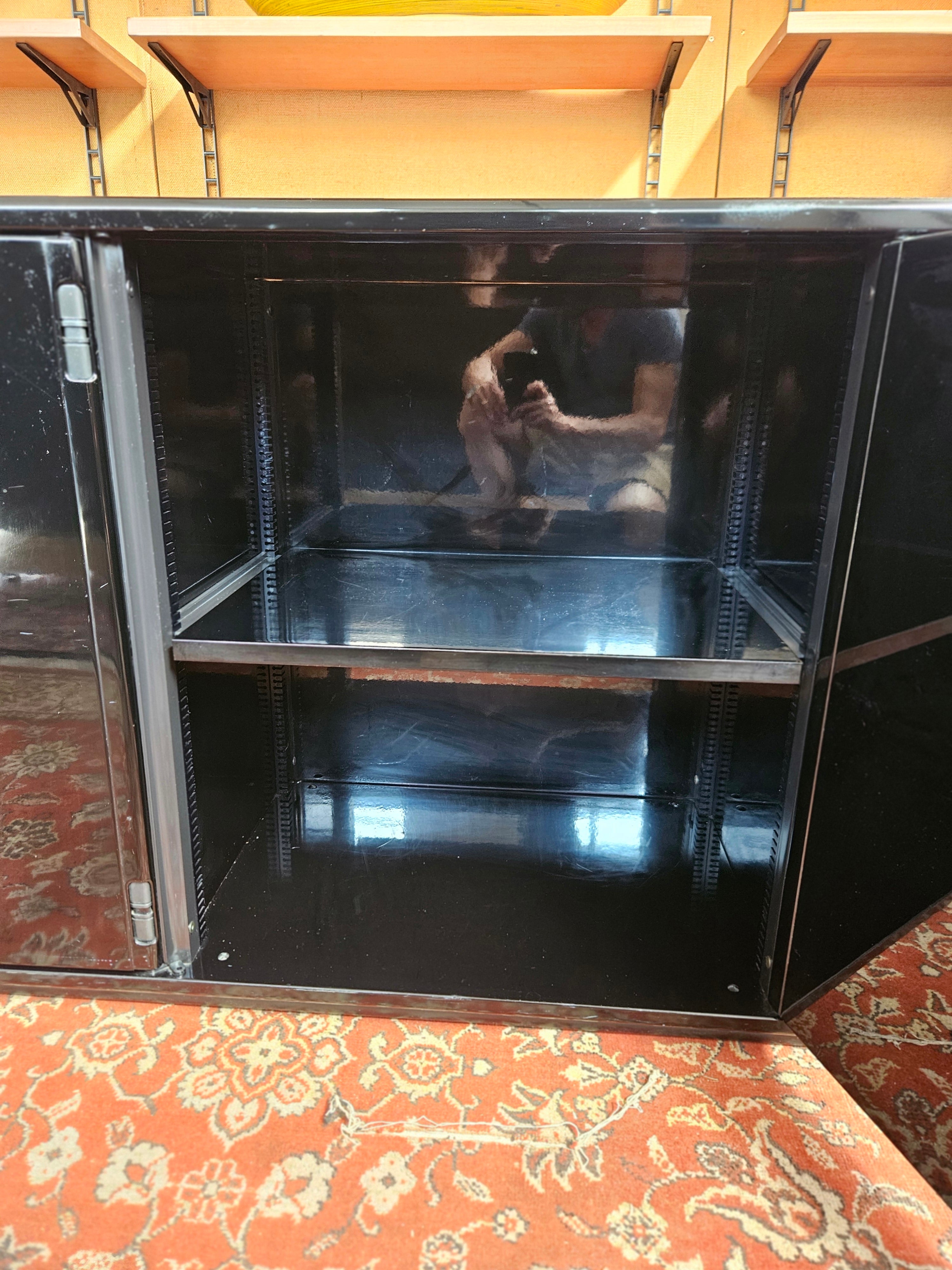 CREDENZA E VETRINA GIANFRANCO FRATTINI PER MOLTENI