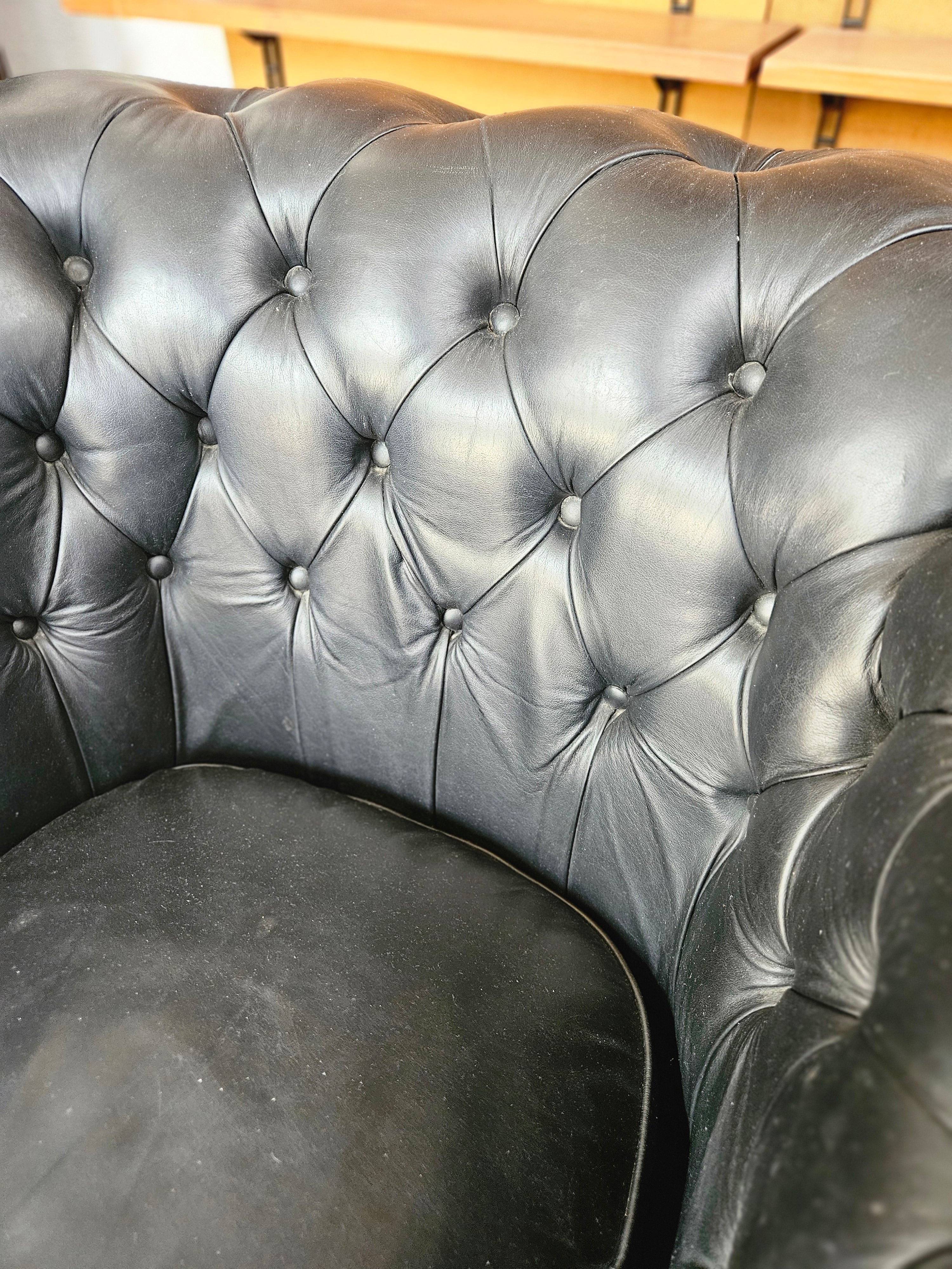 DIVANO E POLTRONA CHESTERFIELD ANNI 70 IN PELLE