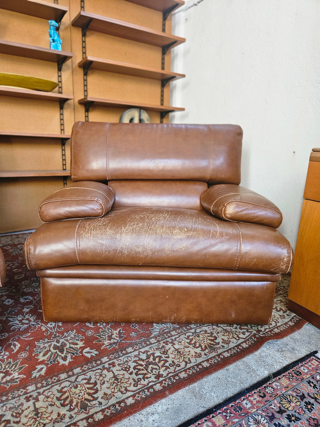 DIVANO VINTAGE E COPPIA DI POLTRONE IN PELLE