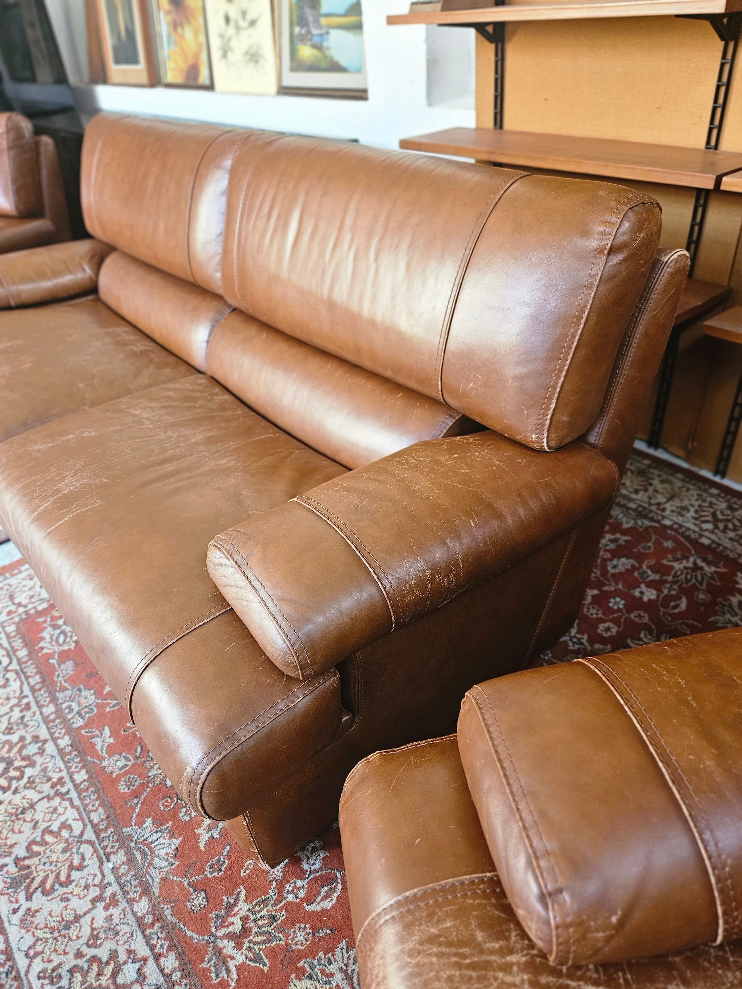DIVANO VINTAGE E COPPIA DI POLTRONE IN PELLE