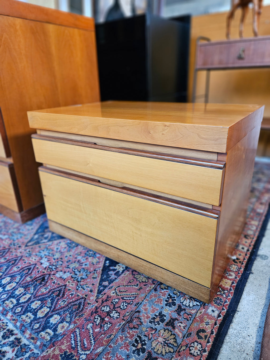 CASSETTIERA, COMODINI E SPECCHIO ANNI 70