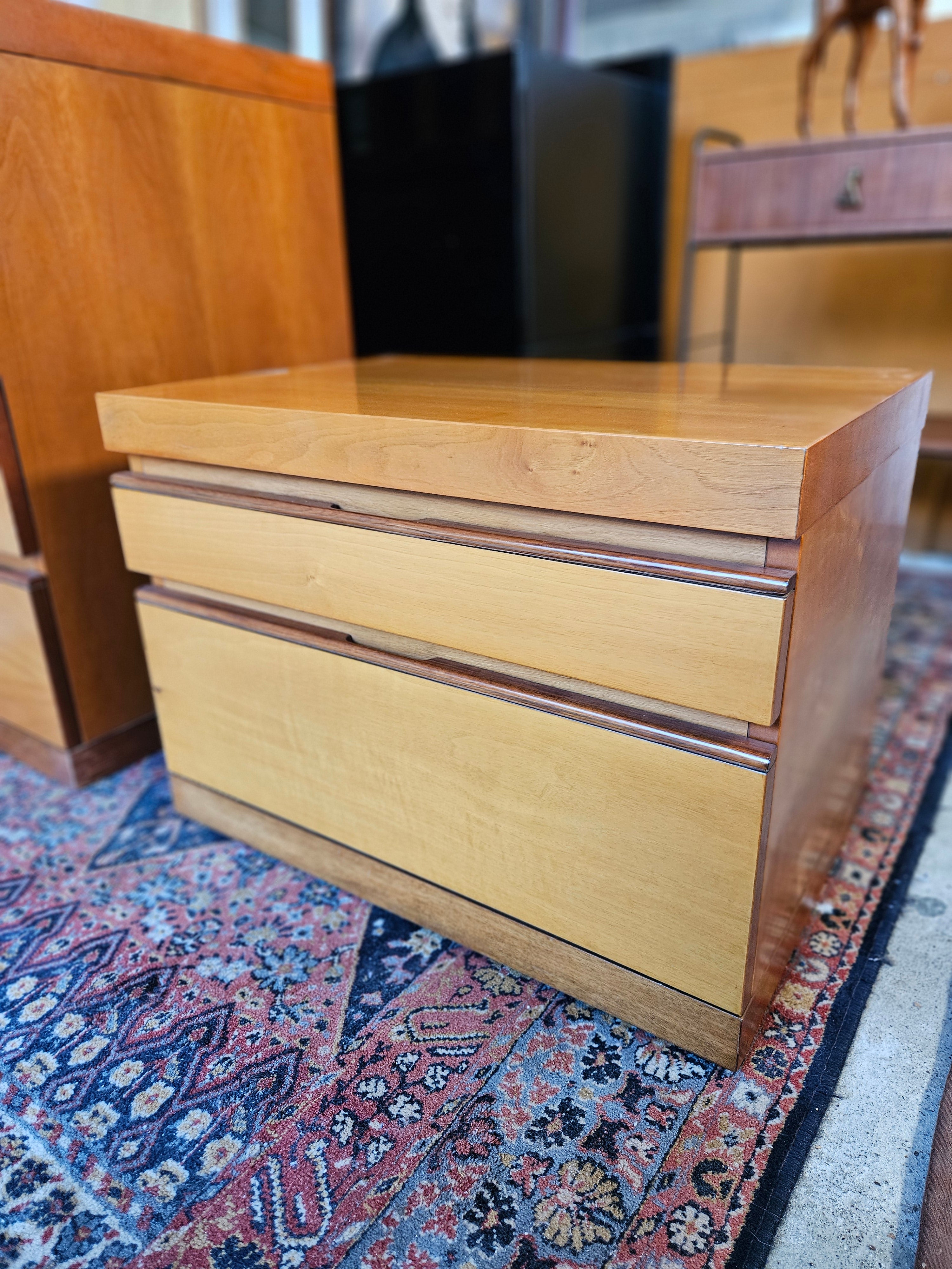 CASSETTIERA, COMODINI E SPECCHIO ANNI 70