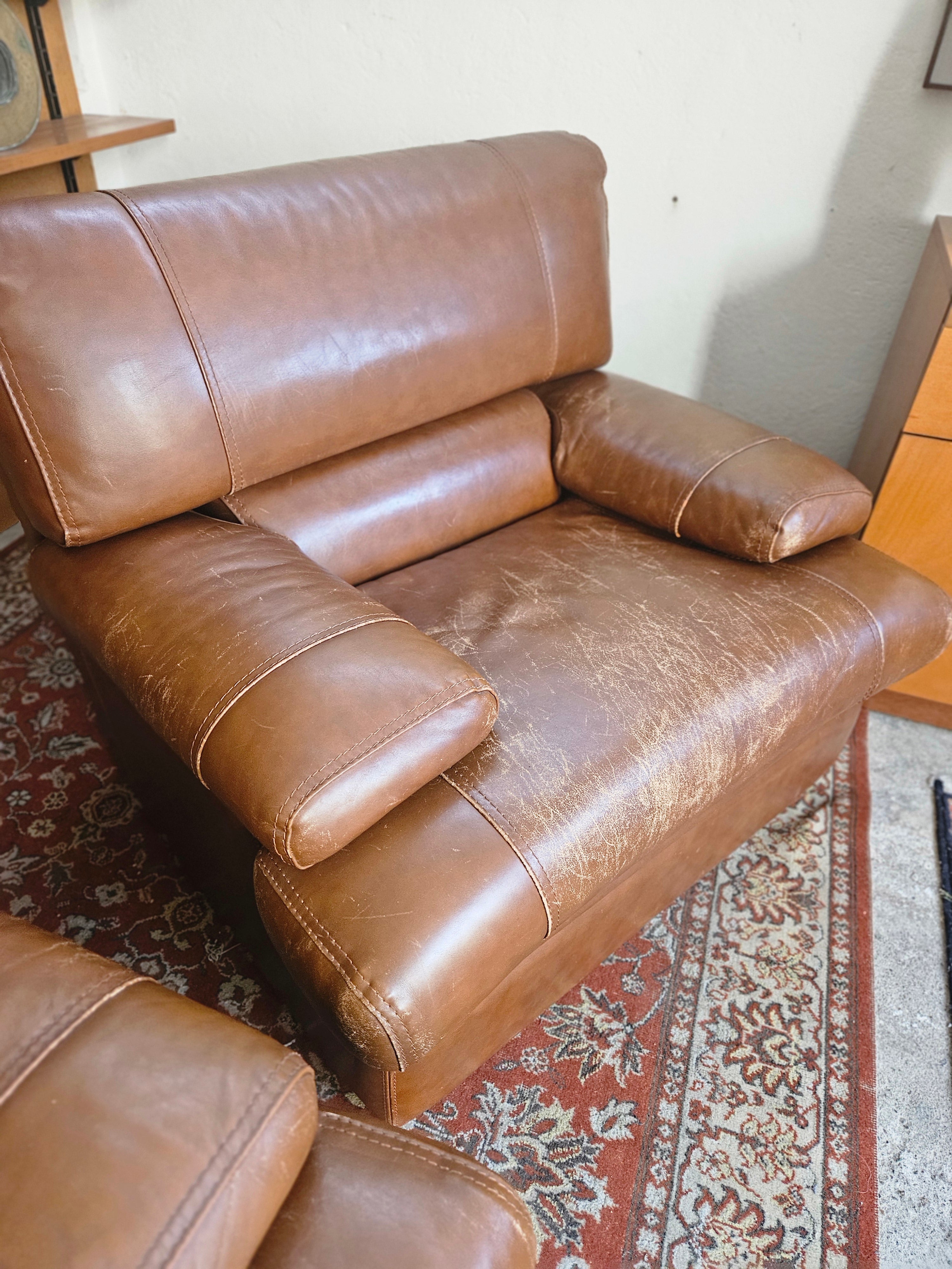 DIVANO VINTAGE E COPPIA DI POLTRONE IN PELLE